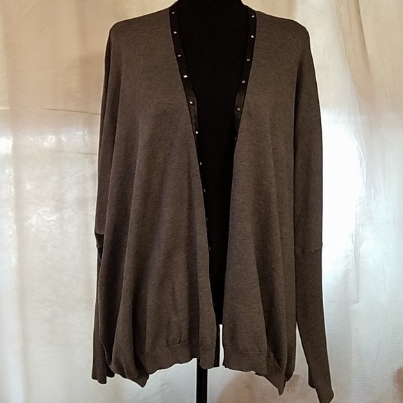 Gray cardigan with a black trim. - Picture 2 of 6